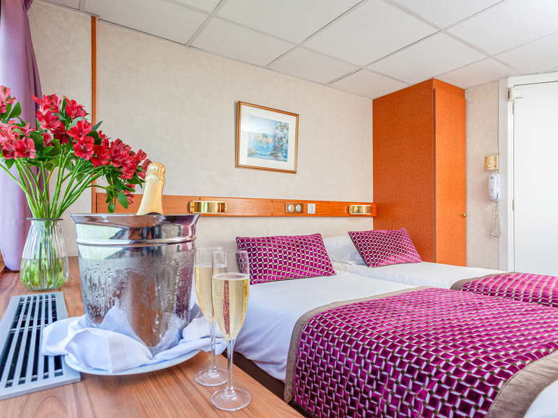 Middle Deck 2 Adjustable Twin Beds Cat B